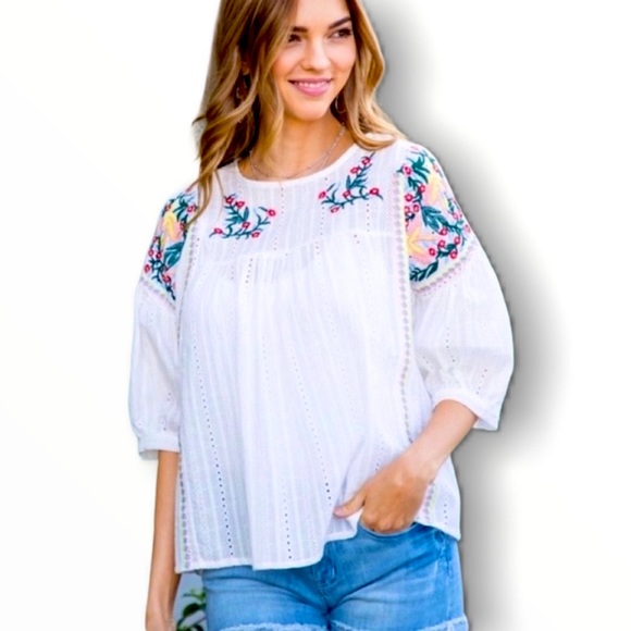 #140 ⭐️ClosetClearOut🍭 Embroidered Beautiful Playful Top - Picture 14 of 15